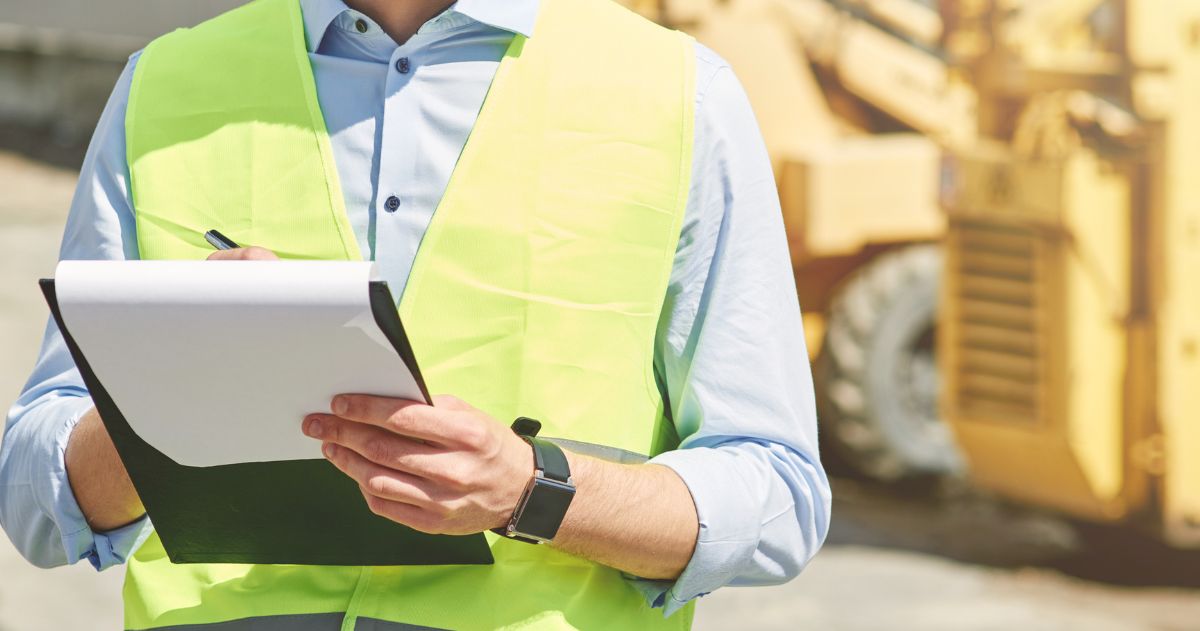 Engenheiro em ambiente industrial realizando inspeção técnica